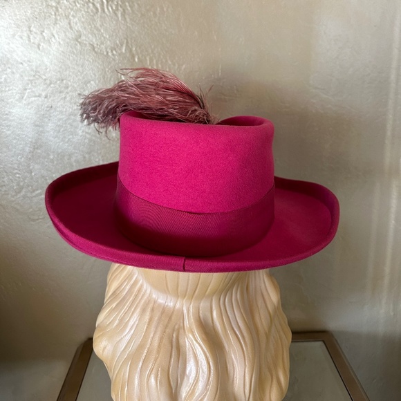 IMPORTED VINTAGE FUCHSIA FELT WIDE BRIM DEDORA WITH COORDINATING OSTRICH FEATHER main image 6